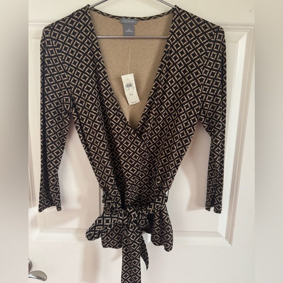 Ann Taylor V Neck top - Picture 2 of 6